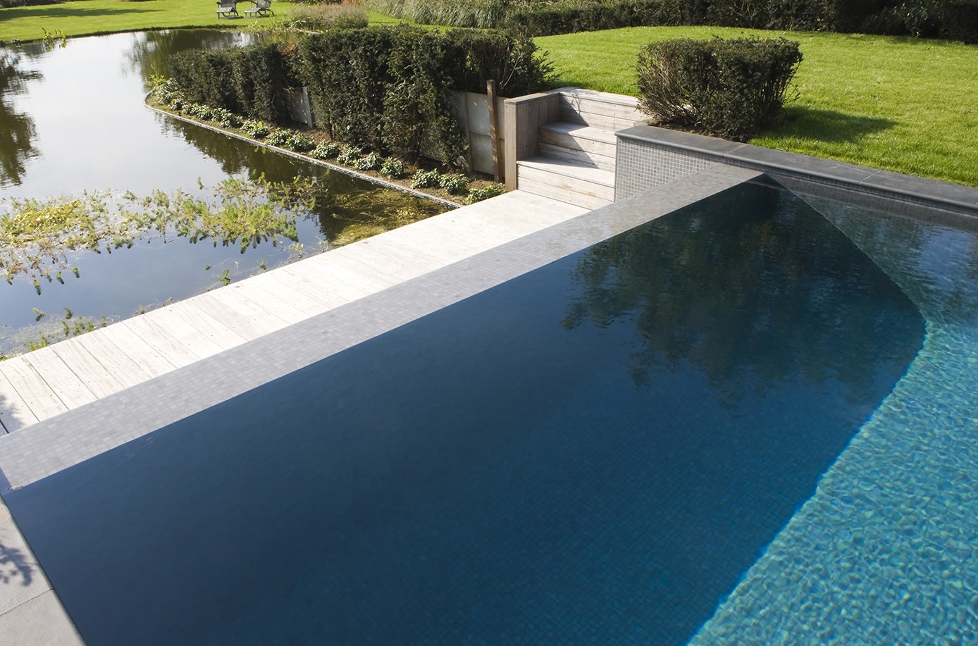 Azur Pools Aalter - betonnen zwembad - mozaïek - overloop